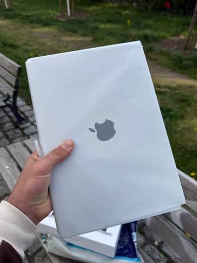 MacBook Pro 14' M2 Pro 16GB With BOX