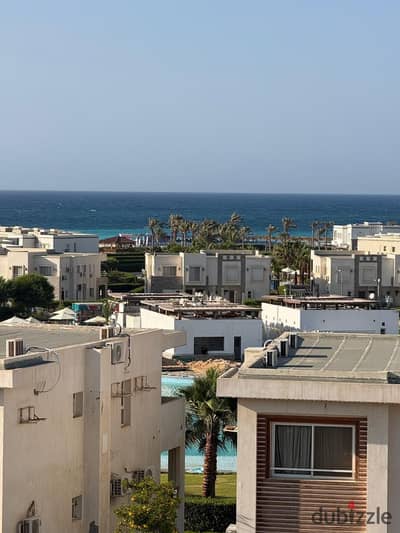 شالية فاخر يرى البحر والبحيرة للايجار بقرية امواج الساحل الشمالي