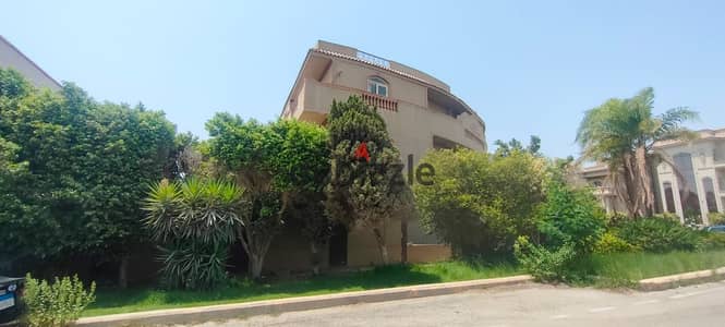 فيلا 587 م كمبوند غرب الجولف كامله متشطبه داخلي وخارجي بحديقه مزروعه وحمام سباحه