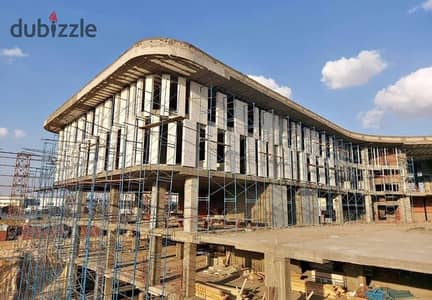 محل مباشر علي المحور المركزي  للبيع بموقع استراتيجي داخل C9 mall  سنترادا  بجوار قباني