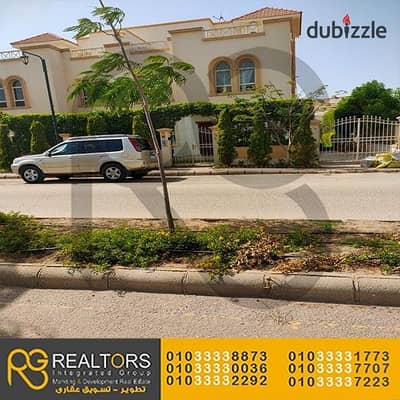 Villa for sale in Greens Compound, high-end finishing, prime location