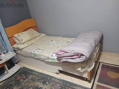غرفه نوم حاله ممتازه سريرين ١٢٠م و دولاب و كومدينو