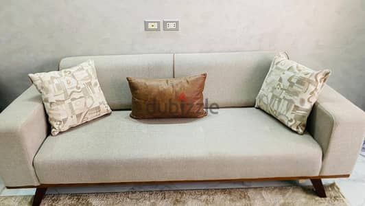 انتريه شيك من قباني للأثاث (٢ كنب  ثلاثية + ١ كرسي) بيع لدواعي السفر