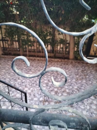 شقه مميزه للايجار ارضي بجاردن بالمطبخ والتكييفات ٣نوم و ٣حمام والنجف اول سكن