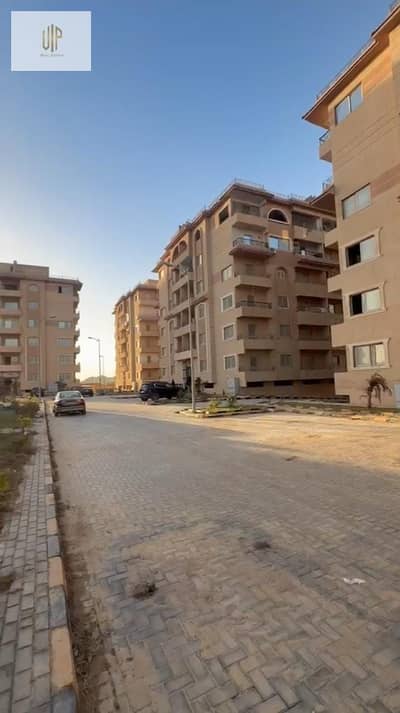 شقة للبيع بااندلس داخل كمبوند  بالقرب من 90 و محور محمد نجيب و الجامعة الاميكية
