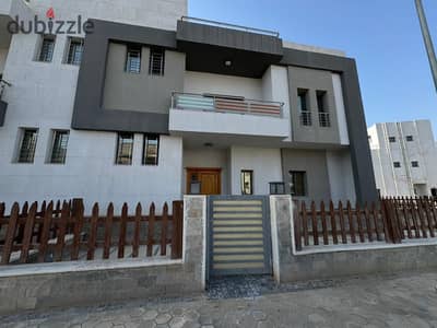 توين هاوس فاخر للإيجار في وصال فيوز بإطلالة مميزة