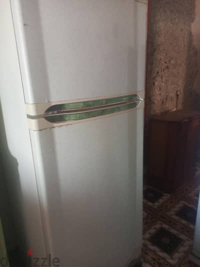 ثلاجة للبيع