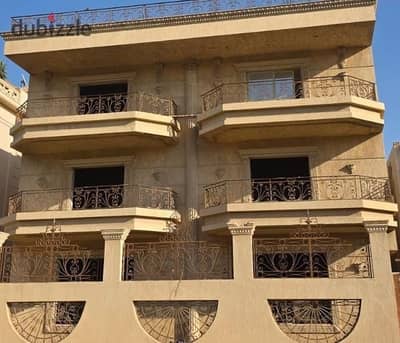 فيلا للبيع فى مدينة الشروق الحى التالت شرق 700 متر ارضى واول وتانى وروف مكان حيوى جنب الخدمات والمواصلات الدور شقتين قريبة من الباتيو وحسن علام