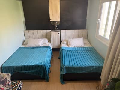 طقم غرف نوم مودرن (2 سرير ظهر كابوتونيه + 2 مرتبة) بحاله ممتازه