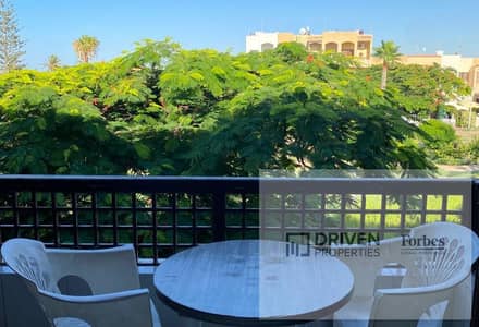 فيو حمام السباحة والبحيرة شقة مفروشة بالاجهزة للبيع في مارينا 2 الساحل الشمالي العالمين   Marina 2 North Coast Alamein