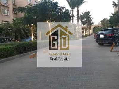 Super-deluxe apartment (150 sqm) with a 100 sqm garden, located directly on 90th Street.