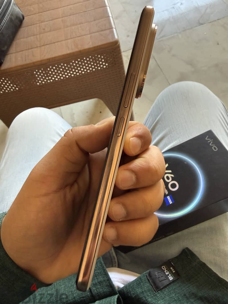 فيفو V60 1