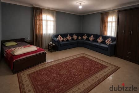 بمنطقة فيلات راقية خلف الميراج وفندق Jw Marriott شقه مفروشه مكيفة220 م مجهزة بالكامل سوبرلوكس