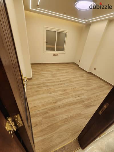 Apartment for sale in Zahraa El-Maadi, Section Ten with a distinguished view, close to Carrefour. Hotel finishing, area 230m, consisting of 3 rooms - reception - kitchen - 2 bathrooms - 3rd floor with a foundation.