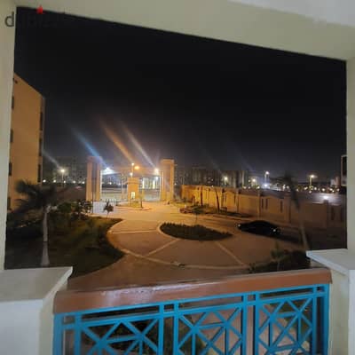 شقة 155 متر الدور الاول كومباوند بارادايس بالقرب من الجامعة الامريكية بحري او سكن