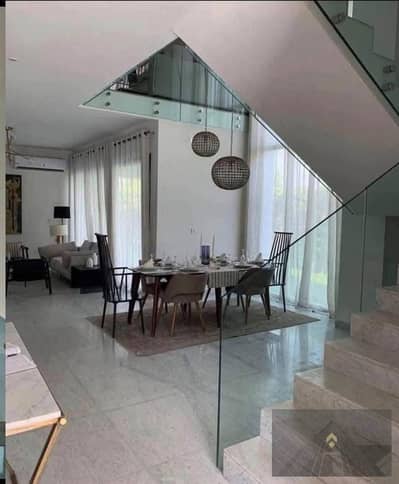 303m² villa in La Vista City, ultra-modern finishing, with an open view of the landscape.