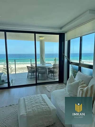 Two-bedroom chalet for sale on the beach, with air conditioning and kitchen, near the Hilton Hotel. Installments over 8 years in the Glee village on t