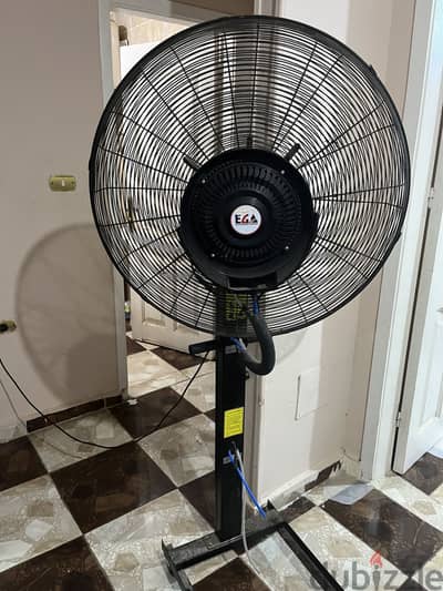 مروحة كبيرة مع رزاز مياه