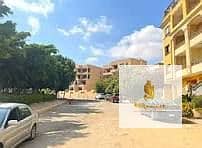 شقه سكني للايجار بالمطبخ الخشب والسخانات تشطيب الترا سوبر لوكس اول سكن في حي اسكان الجامعه الامريكيه التجمع الخامس فيو علي شارع