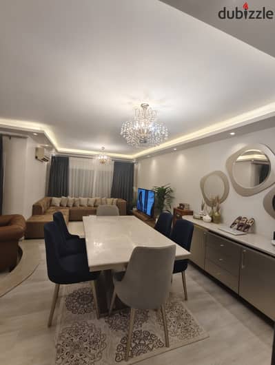 بالرحاب شقه 160متر مفروشه ارض بجاردن بجوار مول2 للايجار