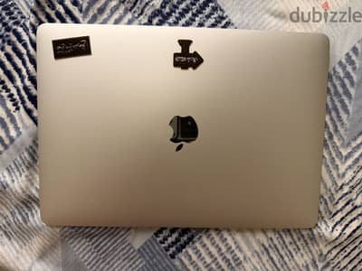 Mac book air 2020 intel الجهاز حالته زيرو مشحون 270 مره