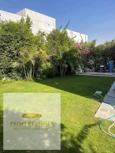 I'm selling the villa due to necessity; it's located in the heart of Zayed near Basin 1.
