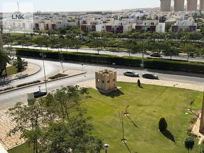 للإيجار بمدينتي B6 | شقة 107 متر مربع فرش فاخر "ديكور إنجليزي" أول سكن | فيو وايد جاردن