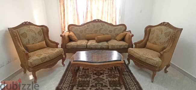 طقم انترية للبيع 3 قطع و ترابيزة بحاله جيده للبيع في الشروق