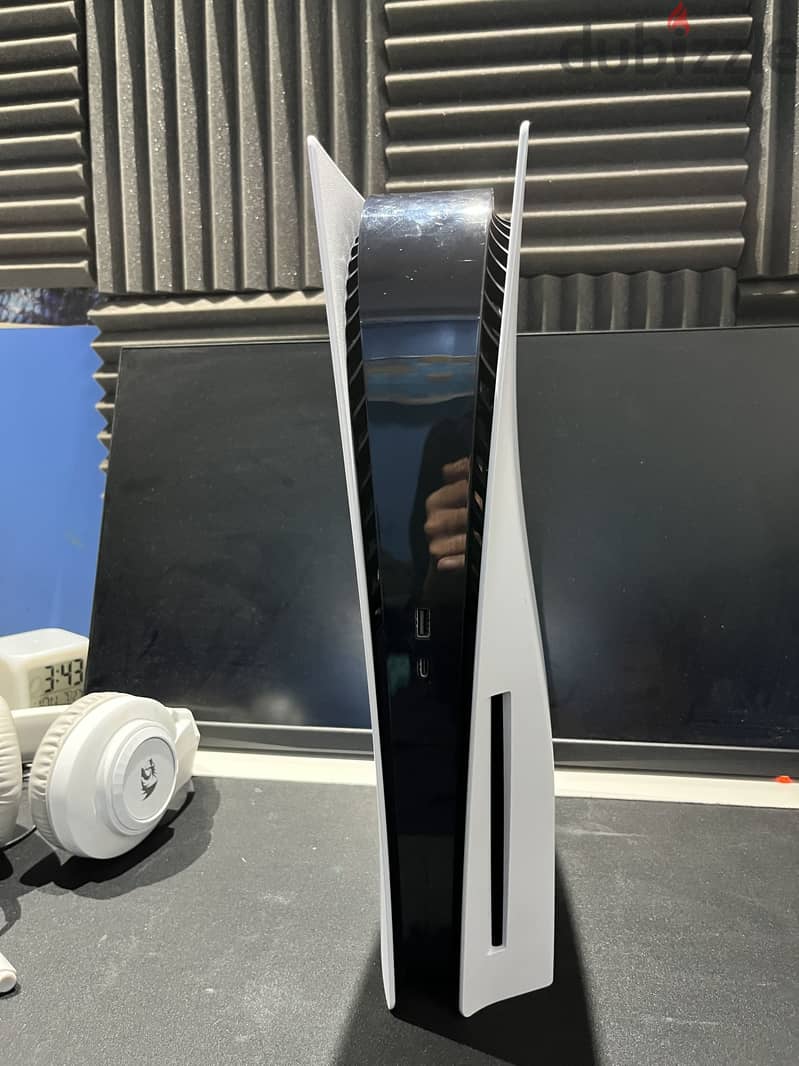 PS5 good as new with controller 5