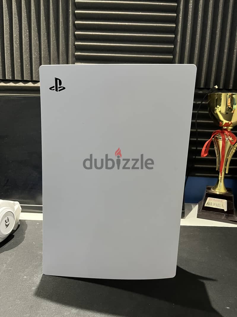 PS5 good as new with controller 8