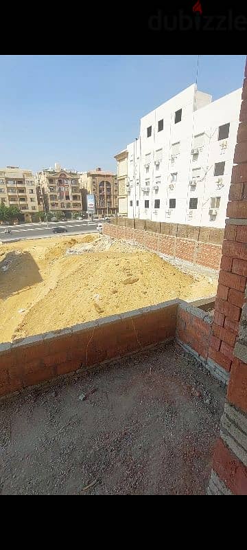 شقة سكنى للبيع على الطوب الأحمر بدون تشطيب