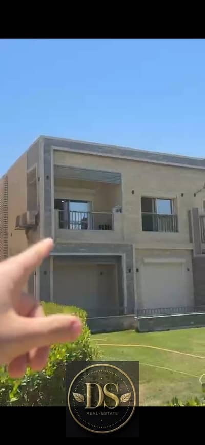 شالية فى قرية كورنادو اول صف على البحر  125 م  3 غرف و2 حمام  السعر 4200000