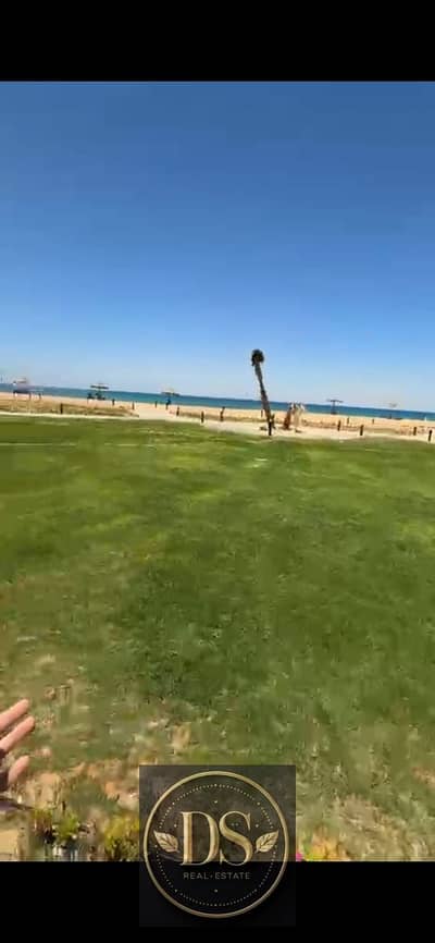 شالية فى قرية كورنادو اول صف على البحر  125 م  3 غرف و2 حمام  السعر 4200000