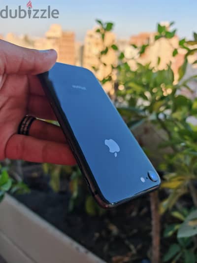 iPhone 8 (للبيع - بحالة ممتازة وكفاءة عالية)
