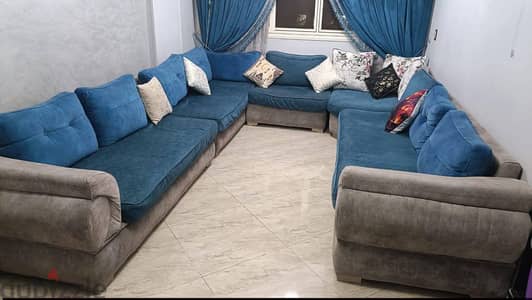 ركنة مودرن حرف U واسعة ومريحة بحالة ممتازة للبيع