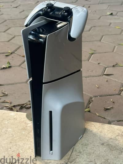 ps5 slim بحاالة الجديد مشتغلش شهر علي بعضة   ومع دراعين  والعاب