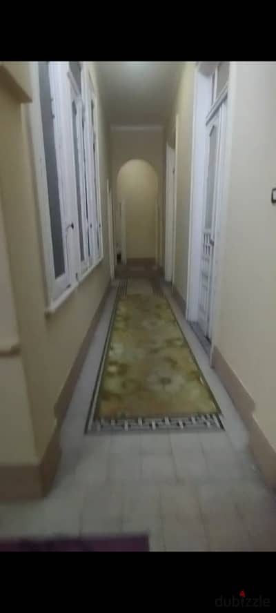 بوسط البلد مكتب 4 غرف دور اول 30 الف بجوار محطه عرابي المترو