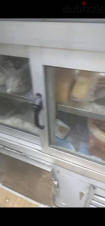 ثلاجه عرض للبيع
