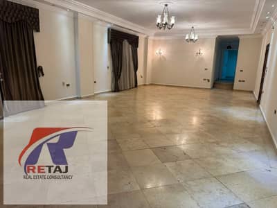 شقة دور كامل دهانات جديدة بالكامل للإيجار لقطة بمساحة واسعة جدا بالمطبخ والتكييفات والسخانات والنجف والستائر علي محور السادات الرئيسى لوكيشن مميز فيلا