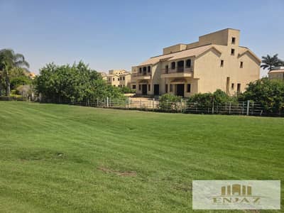 فيلا للبيع في مدينتي نموذج القصور تطل علي الجولف مباشرا 6 نوم بمساحه الارض 1750 م