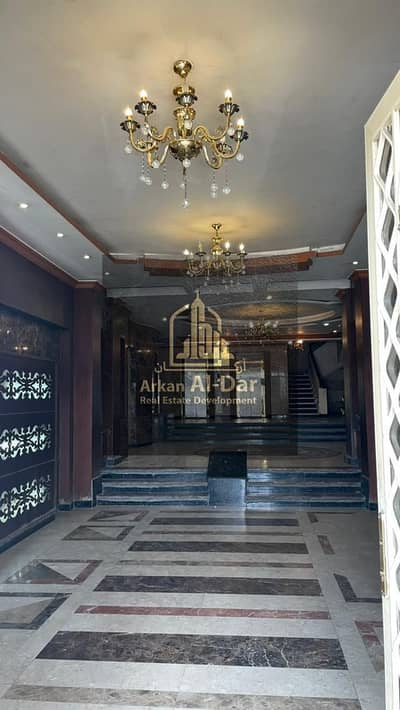شقة على النيل للبيع بالفرش  مساحه كبيرة وتشطيب جديد وعمارة حديثة  وأستثمار مضمون بتتأجر من 150 الى 200 دولار يوميا