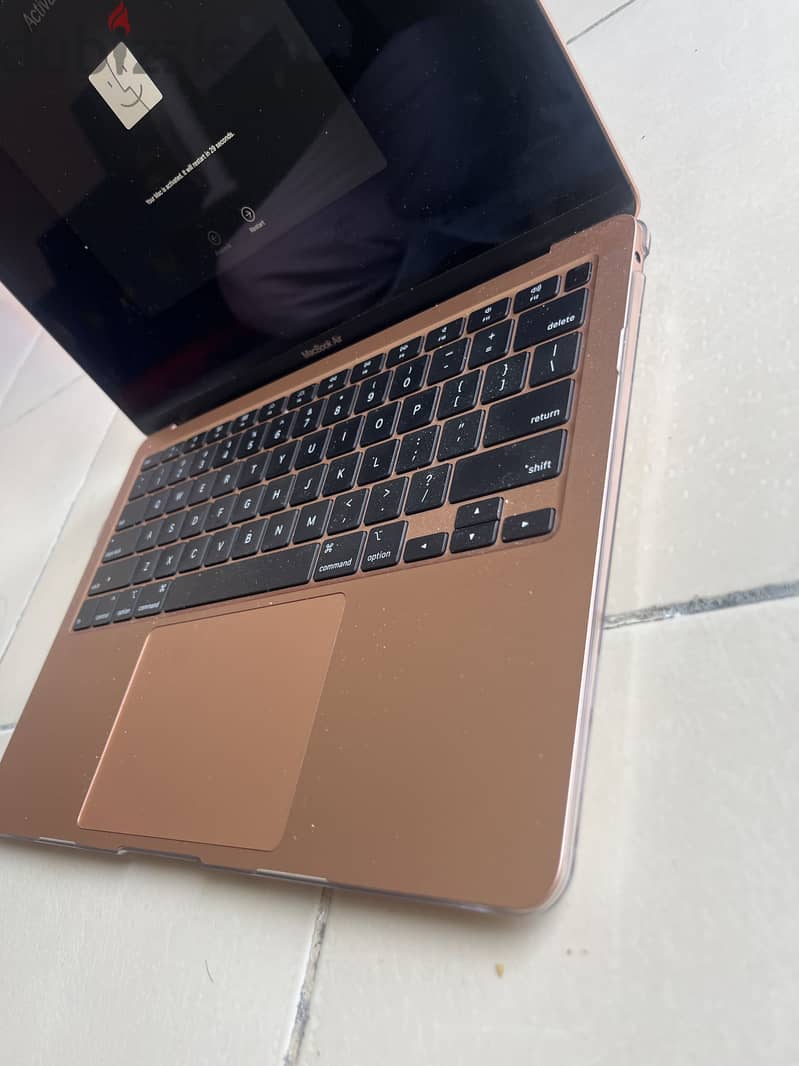 Apple Macbook air 13 inch 1