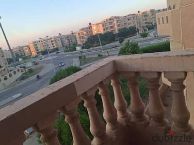 شقة للبيع بالمنطقه السادسه نصف تشطيب دور ثاني امامي بحري