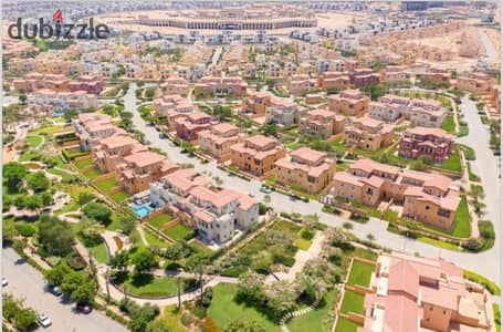بمقدم 5% فقط للبيع فيلا تاون هاوس في كمبوند هايدبارك التجمع الخامس علي شارع التسعين الجنوبي بقسط علي 8 سنوات.