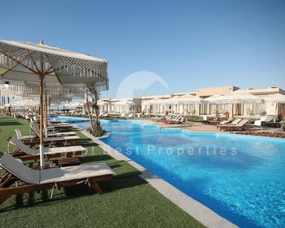 1 غرفة نوم كابانا (Cabana) صف أول على البحرللبيع  تشطيب كامل بالفرش والتكييفات والأجهزة مقدم 3% وتقسيط على 10 سنين في جايا راس الحكمة الساحل الشمالى