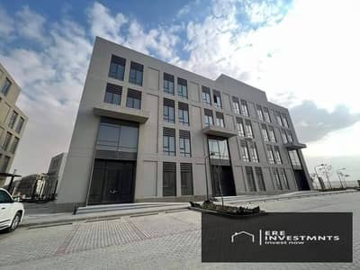 باقل من سعر السوق مكتب اداري للايجار متشطب بالكامل جاهزه للاستلام في أميز موقع في ديستريكت 5 التجمع الخامس في قلب القاهرة الجديده