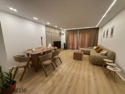 شقه مفروش للايجار تشطيبات فندقيه 2 غرف نوم على فيو وايد جاردن