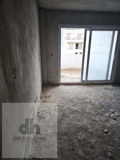 شقة لقطة بمساحة كبيرة 3 غرف أول سكن للبيع في كمبوند هايد بارك القاهرة الجديدة