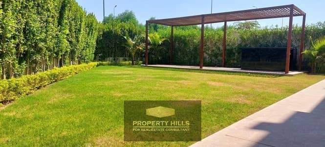 A unique villa for immediate sale at an attractive price in Sheikh Zayed, with a large area of 530 m2 on the Dahshour connection.