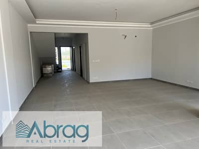 For Rent: 320 sqm townhouse in Palm Parks Compound, 6th of October City. High-end finishing ("Super Lux"), first-time occupancy; includes kitchen and